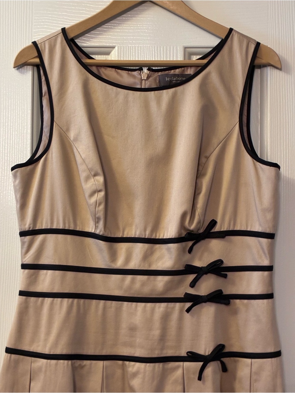 Liz Claiborne Beige Dress with Black Trim Bows Pleated Skirt Back Zipper. 14